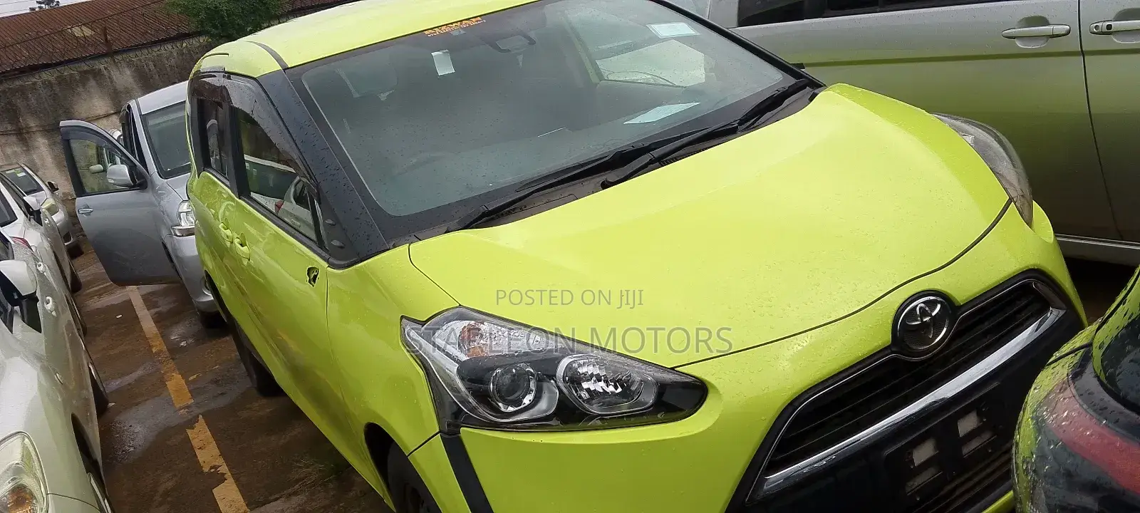 Toyota Sienta 1.5 Hybrid FWD 2015 Green