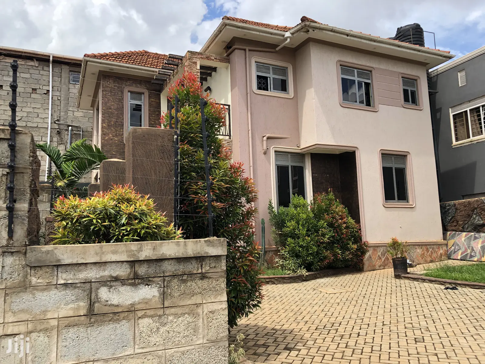 Kira Pretty House in Tarmacked Neighbourhood on Sell