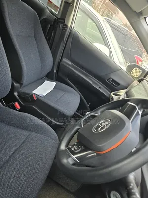 Toyota Sienta 1.5 FWD 2016 Silver