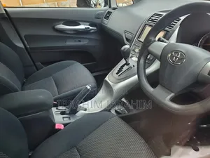 Toyota Auris 2010 Silver