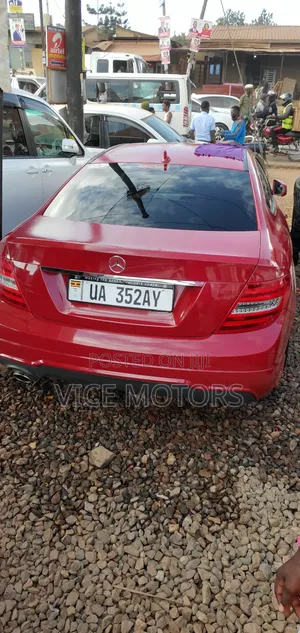Photo - Mercedes-Benz C200 2010 Red