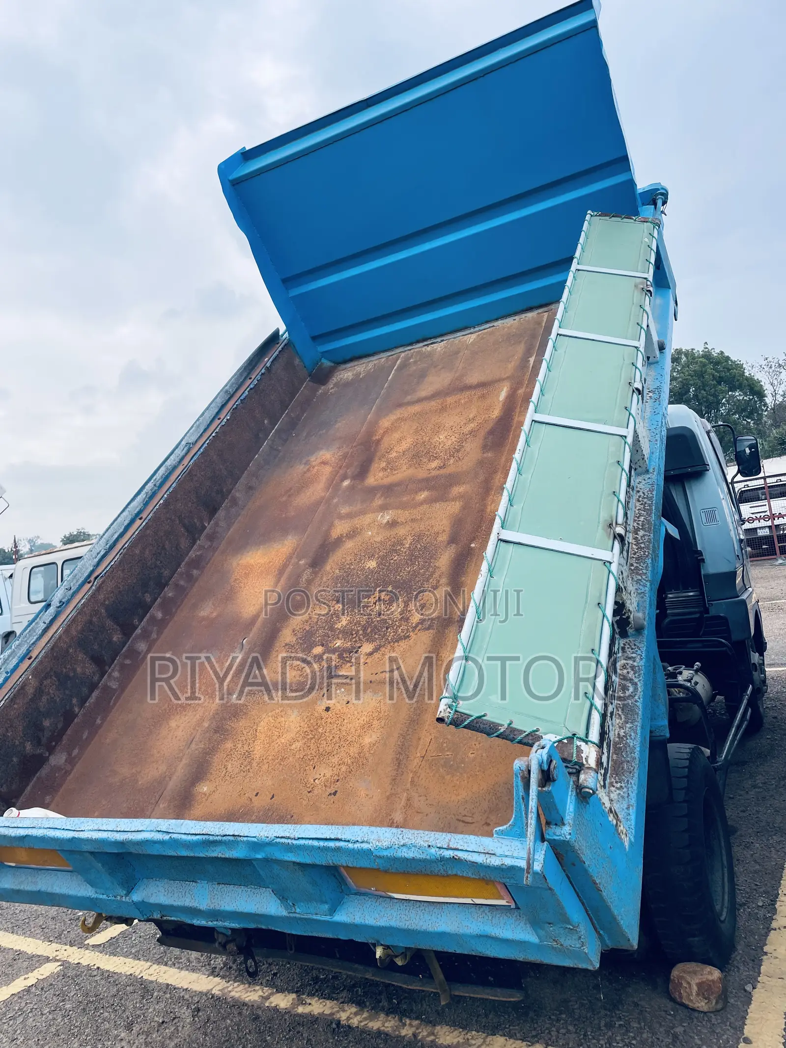 Mitsubishi Fuso Dumper 1994 White