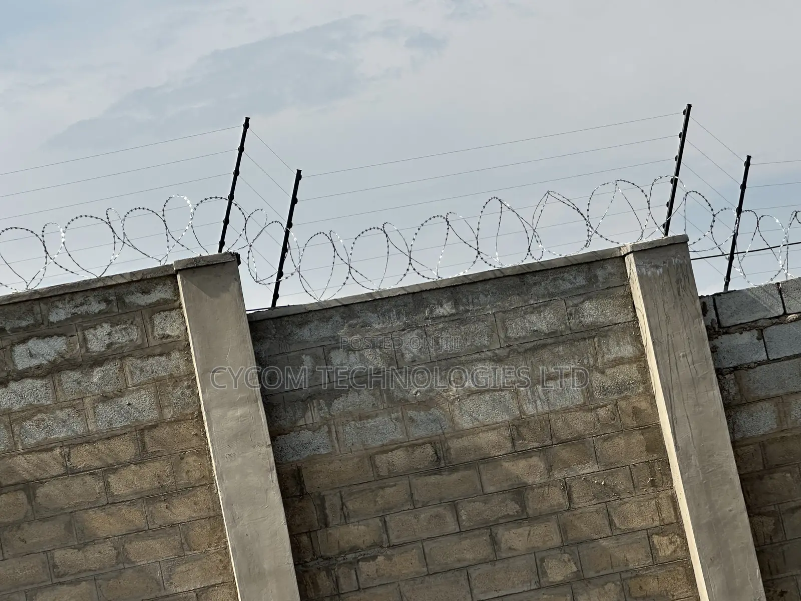Razor With Electric Fence