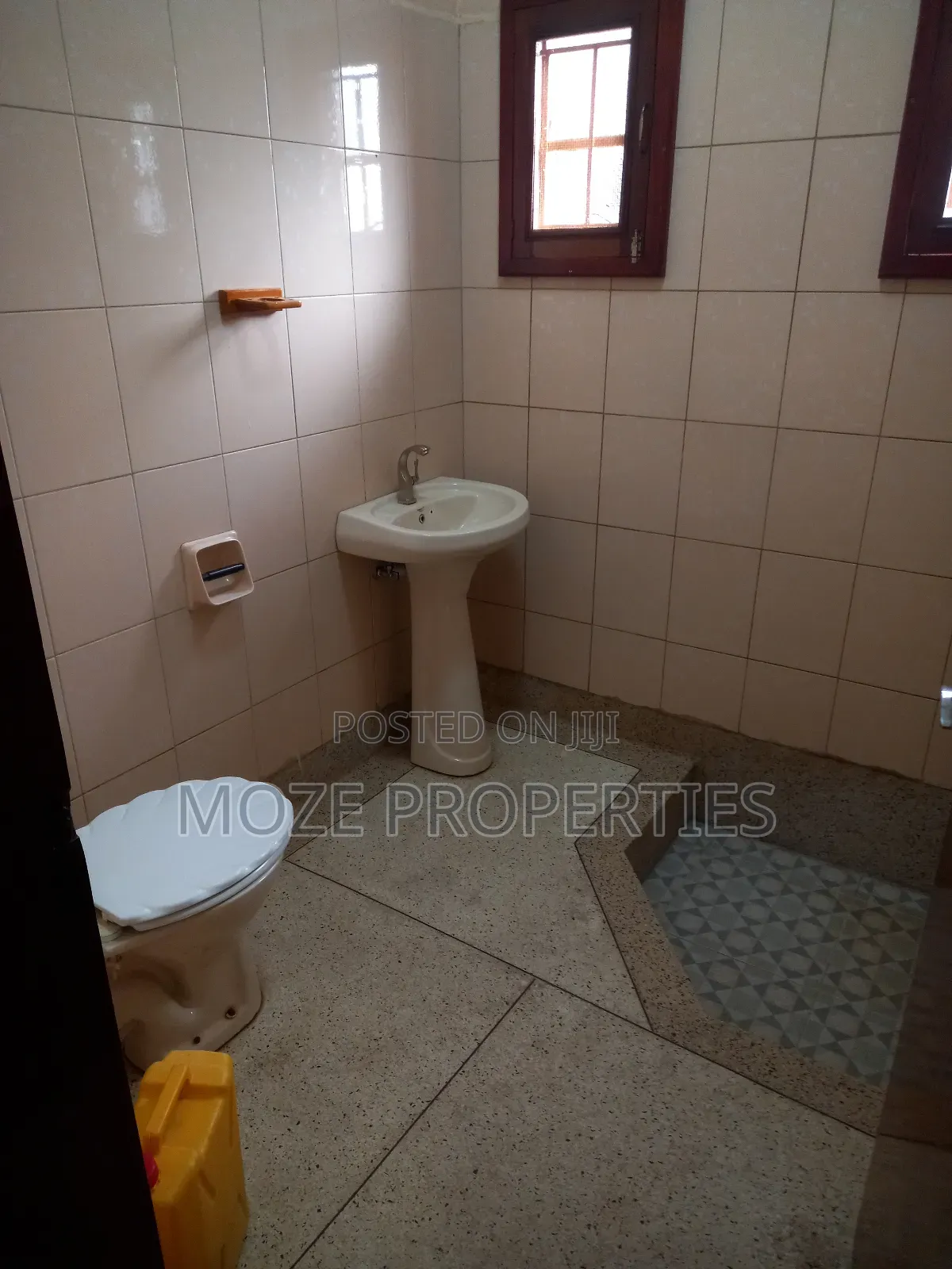 3bdrm Bungalow in Kyaliwajala, Central Division for rent