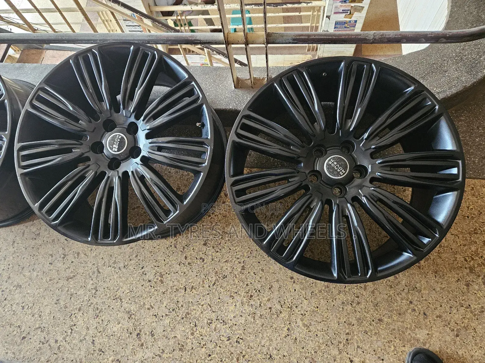 Size 21 Range Rover in Black Color Vry Nice N Original.