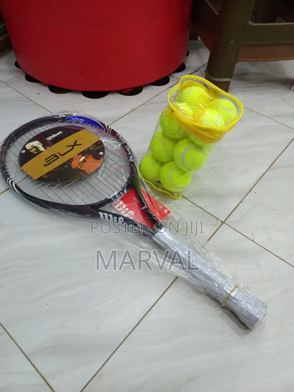 A Set of One Tennis Racket and 12balls