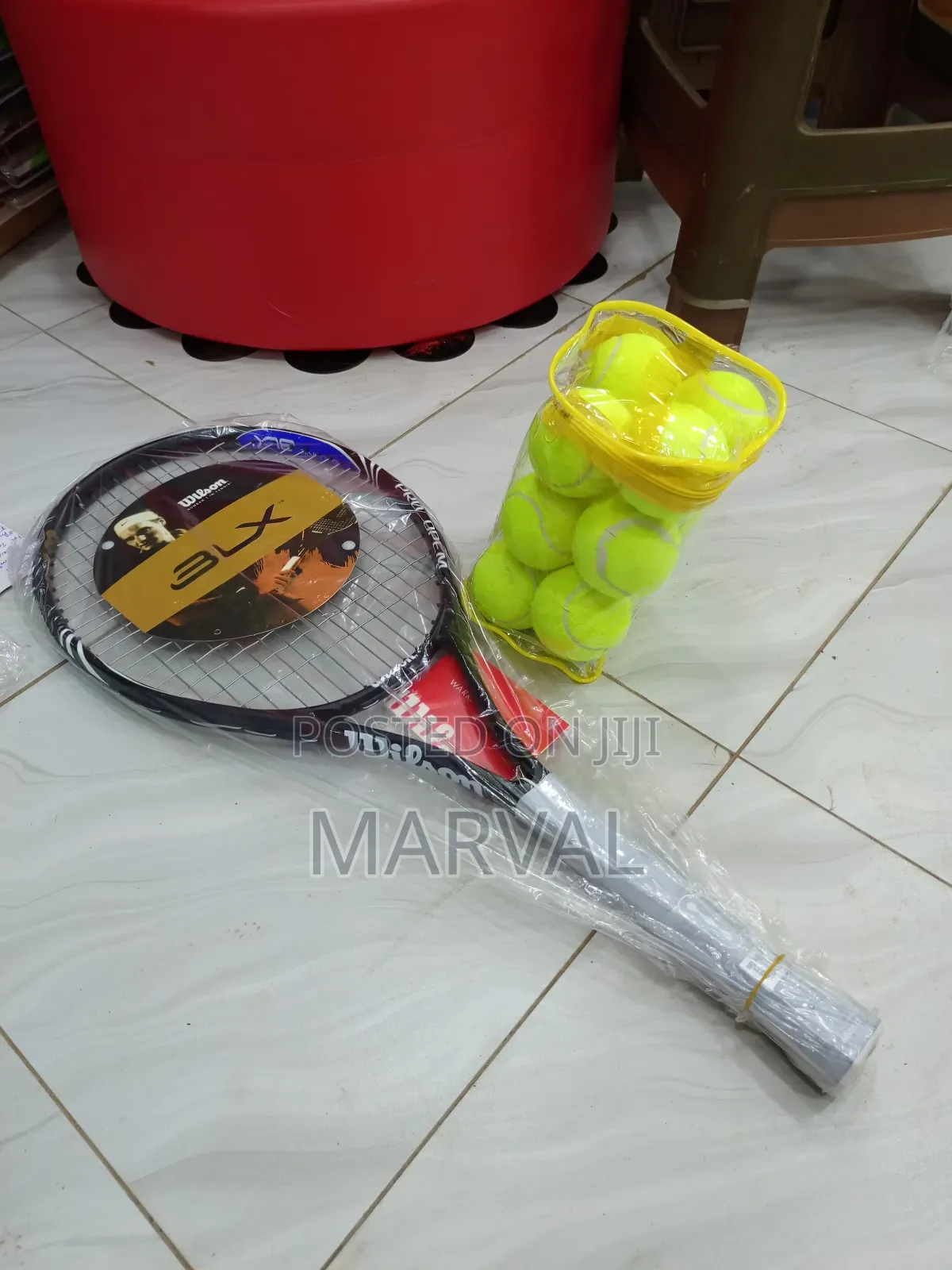 A Set of One Tennis Racket and 12balls