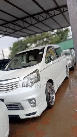 Photo - Toyota Noah 2.0 143hp FWD (8 Seater) 2012 Off white