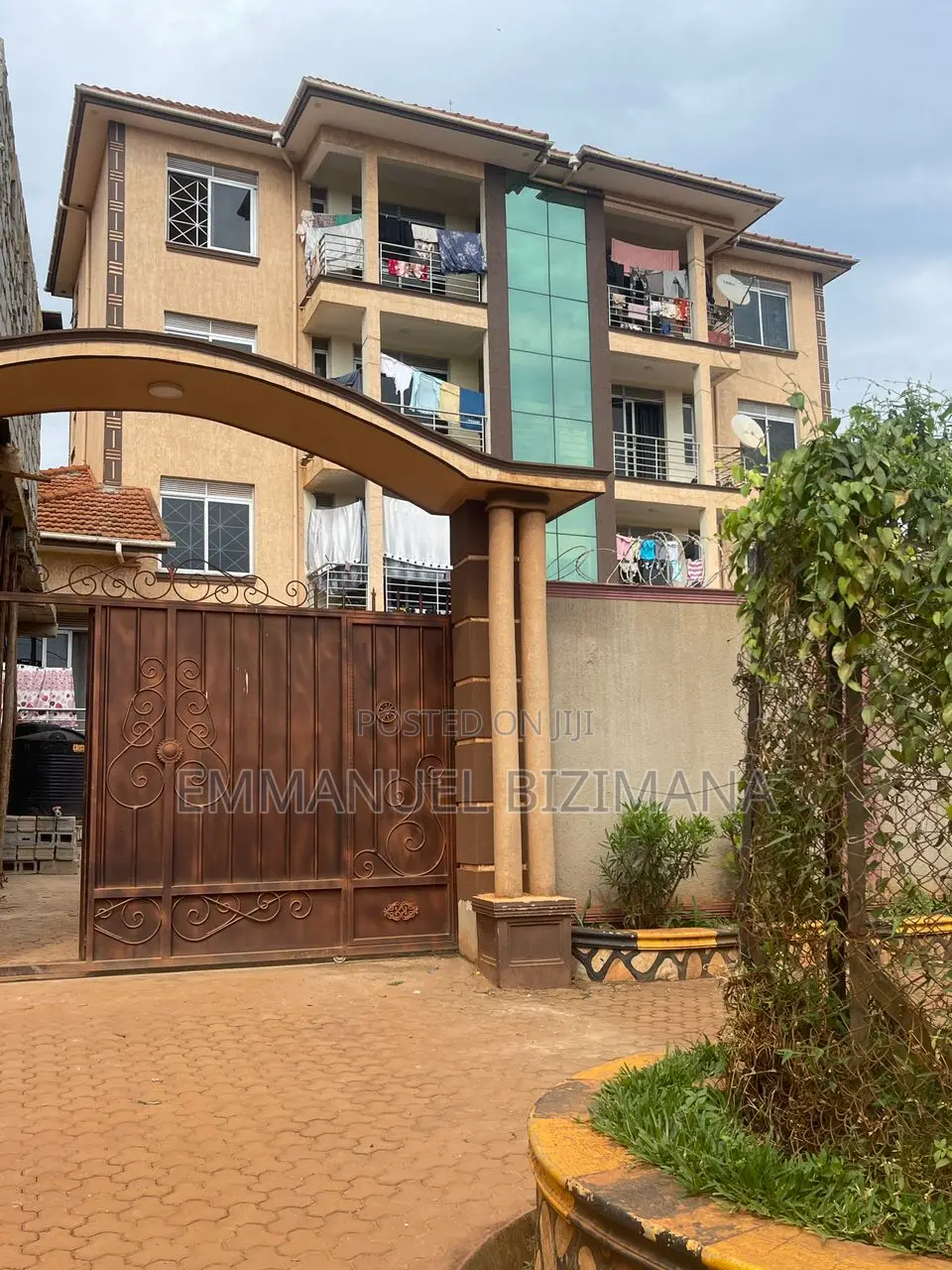 6bdrm Block of Flats in Kansanga Gaba Road, Central Division for sale