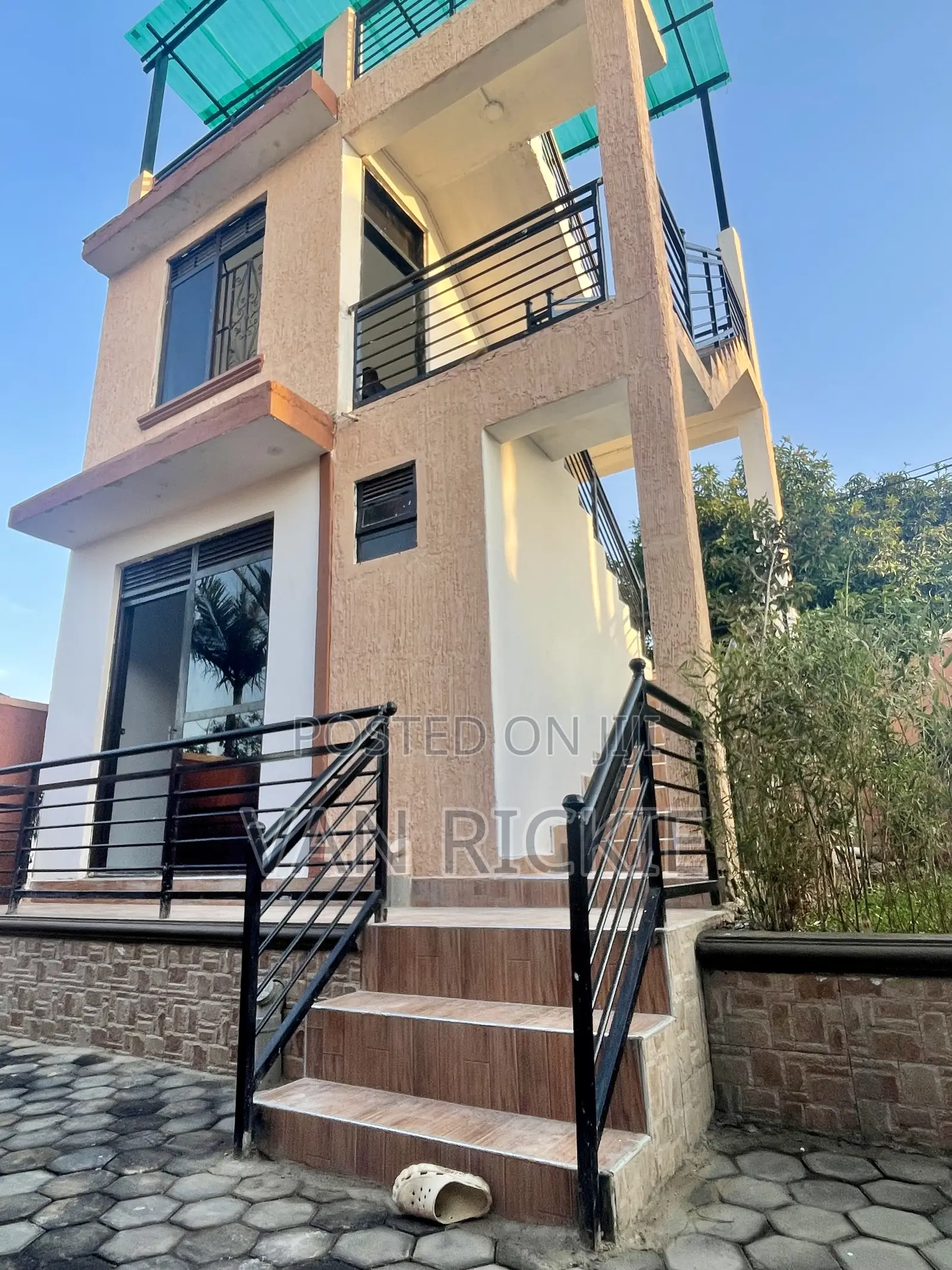 5bdrm Bungalow in Kira for sale