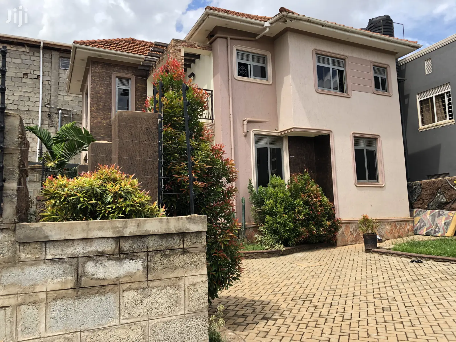 Kira Pretty House in Tarmacked Neighbourhood on Sell