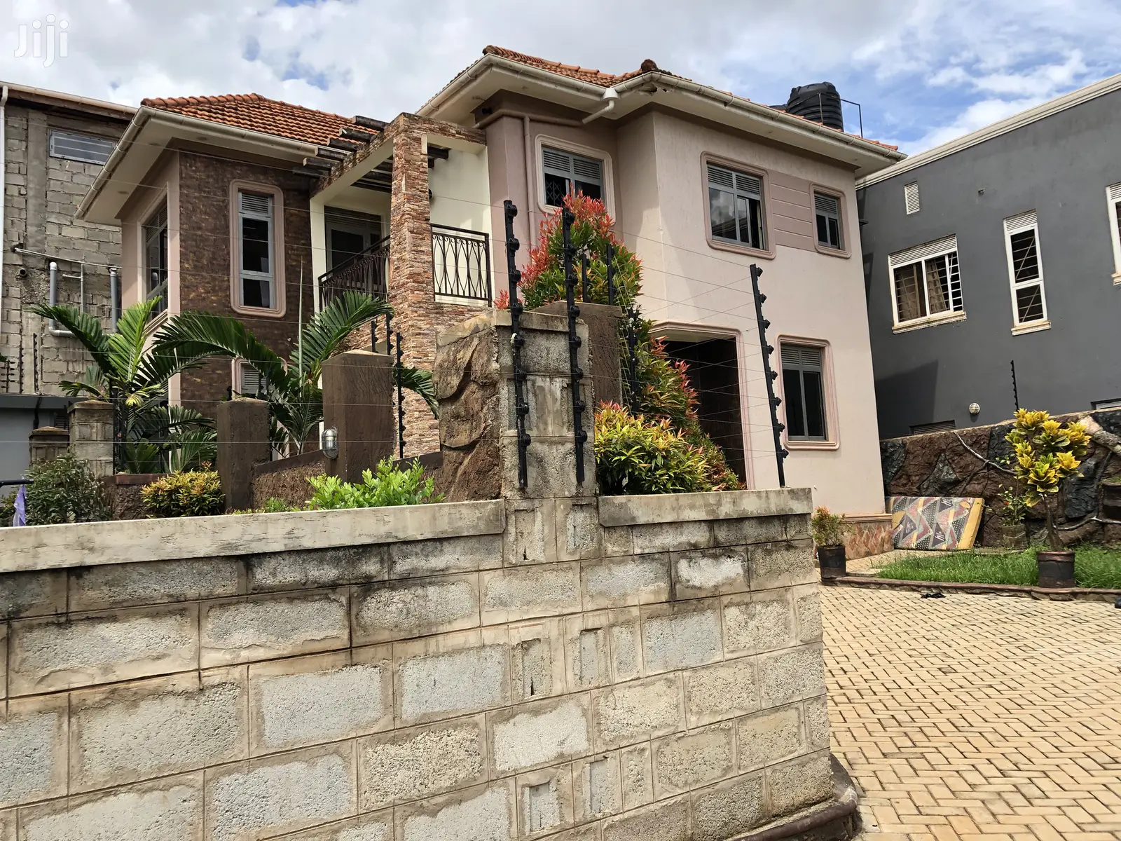 Kira Pretty House in Tarmacked Neighbourhood on Sell