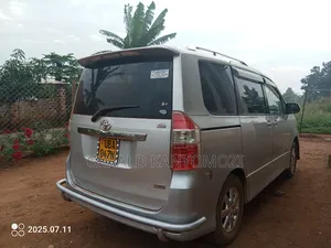 Photo - Toyota Noah 2.0 158hp FWD (8 Seater) 2008 Silver