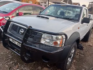 Photo - Nissan NP300 2010 White