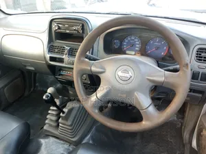 Nissan NP300 2010 White