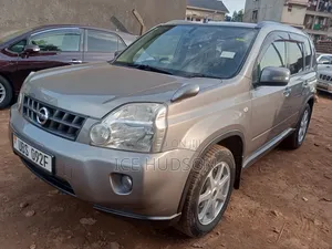 Photo - Nissan X-Trail 2010 Gray