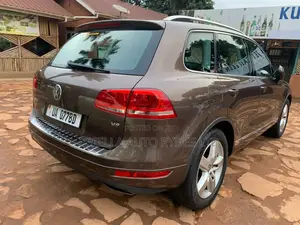 Volkswagen Touareg 2014 Red