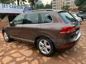 Volkswagen Touareg 2014 Red