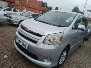 Toyota Noah 2.0 143hp AWD (8 Seater) 2009 Silver