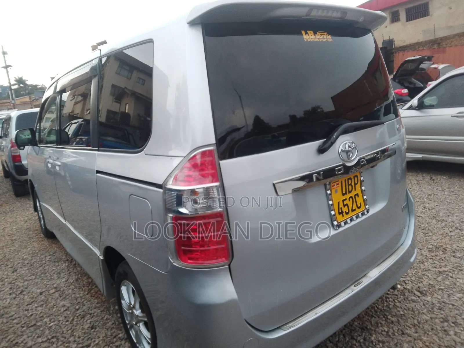 Toyota Noah 2.0 143hp AWD (8 Seater) 2009 Silver