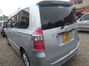 Toyota Noah 2.0 143hp AWD (8 Seater) 2009 Silver