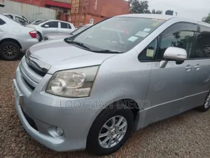 Toyota Noah 2.0 143hp AWD (8 Seater) 2009 Silver