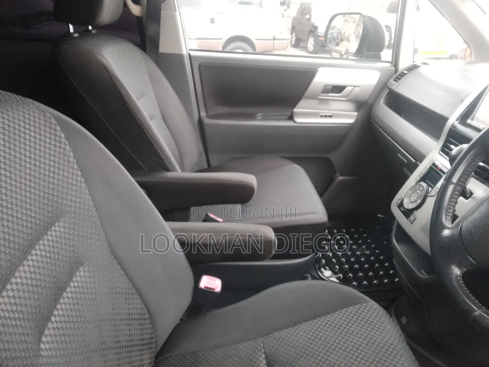 Toyota Noah 2.0 143hp AWD (8 Seater) 2009 Silver