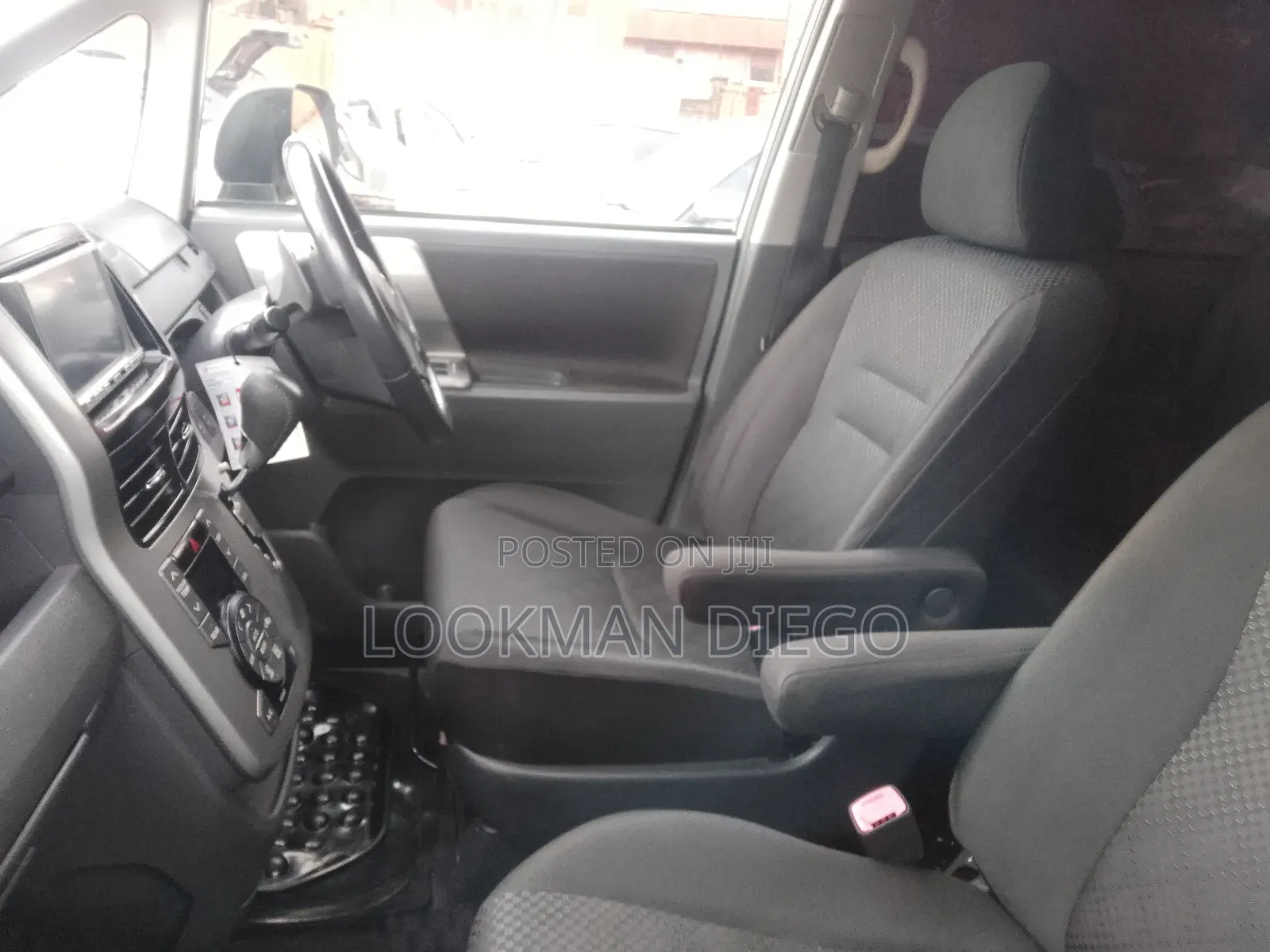 Toyota Noah 2.0 143hp AWD (8 Seater) 2009 Silver
