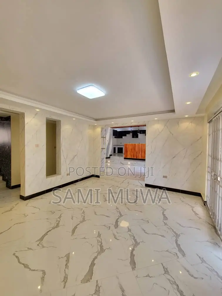 7bdrm Mansion in Kitende, Wakiso / Wakiso for sale