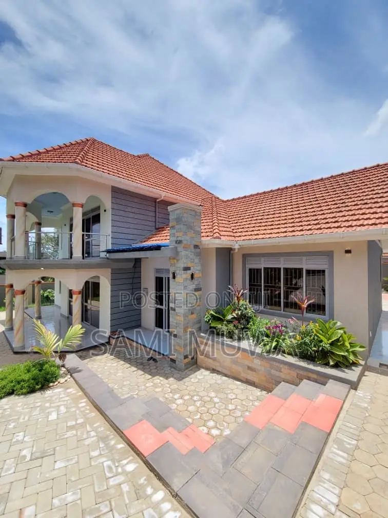 7bdrm Mansion in Kitende, Wakiso / Wakiso for sale