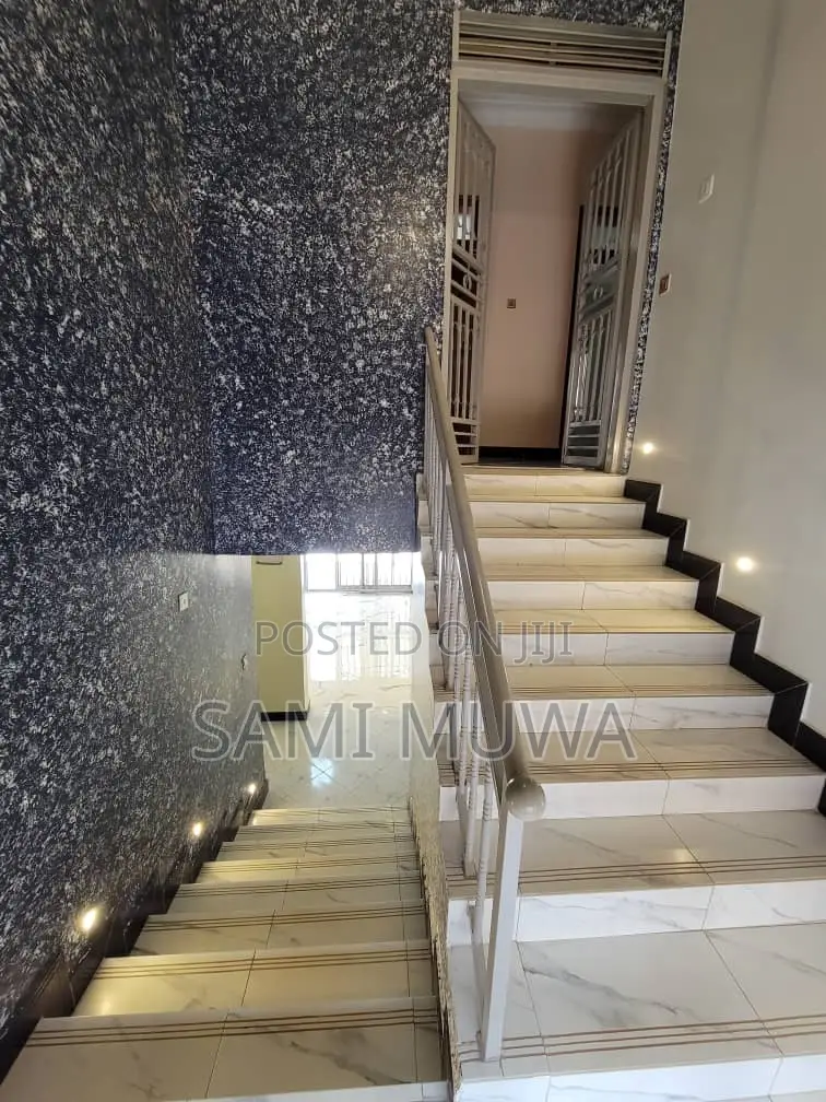 7bdrm Mansion in Kitende, Wakiso / Wakiso for sale