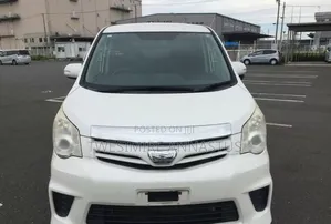 Photo - Toyota Noah 2.0 143hp AWD (7 Seater) 2011 White