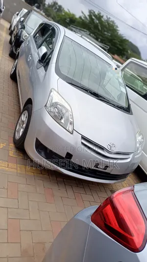Photo - Toyota Passo Sette 1.5 AWD 2009 Silver