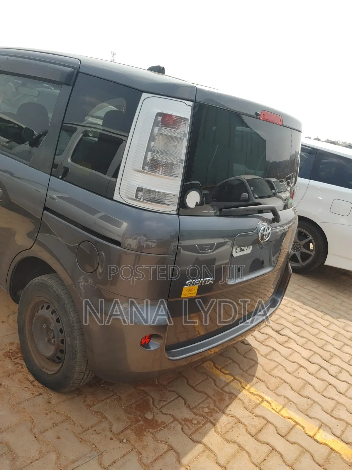 Toyota Sienta 2012 Gray