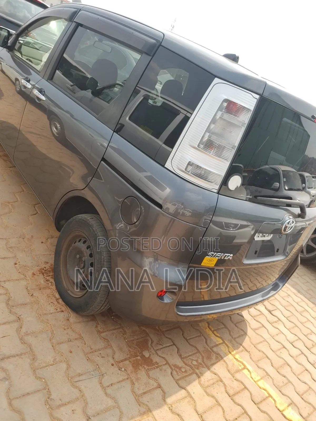 Toyota Sienta 2012 Gray