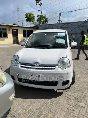 Photo - Toyota Sienta 2014 Pearl