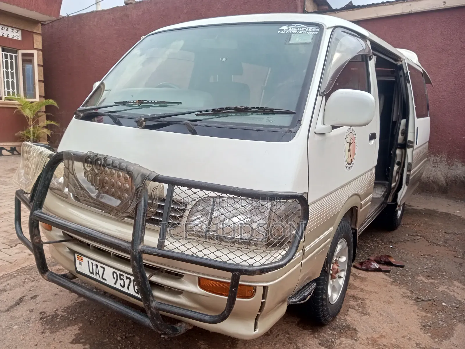 Toyota HiAce 2000 Beige