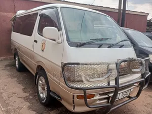 Toyota HiAce 2000 Beige
