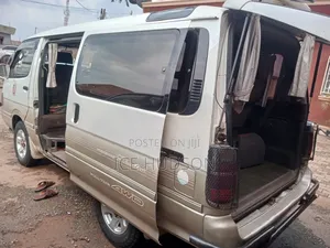 Toyota HiAce 2000 Beige