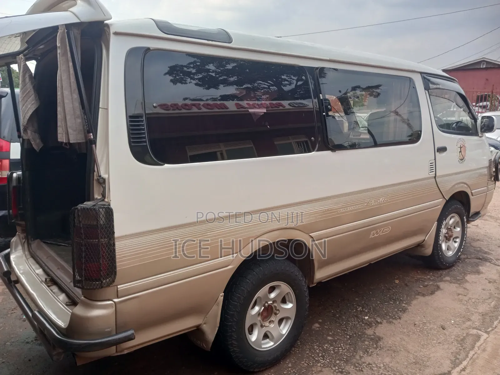 Toyota HiAce 2000 Beige