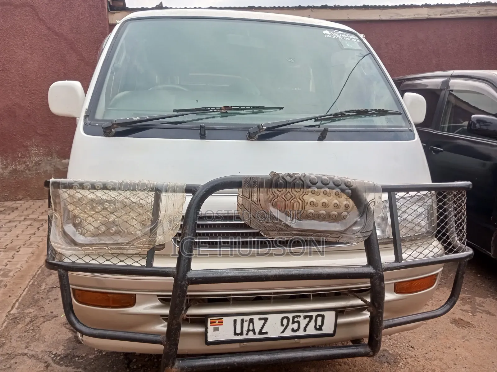 Toyota HiAce 2000 Beige