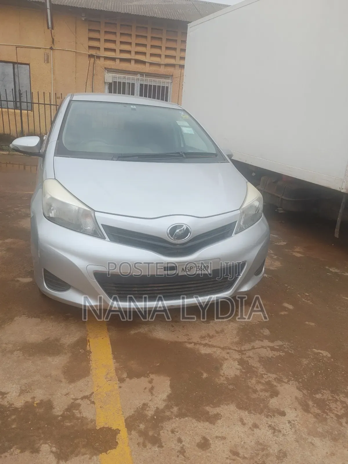Toyota Vitz 2011 Silver