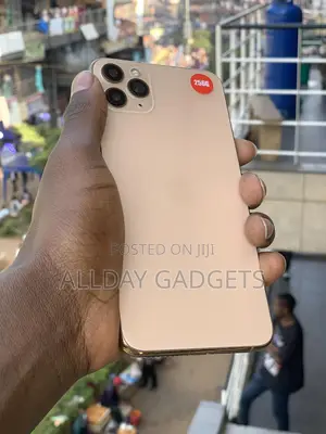 Photo - Apple iPhone 11 Pro Max 256 GB Gold