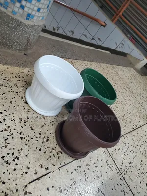 Photo - M Size Plastic Flower Pots Flower Pots