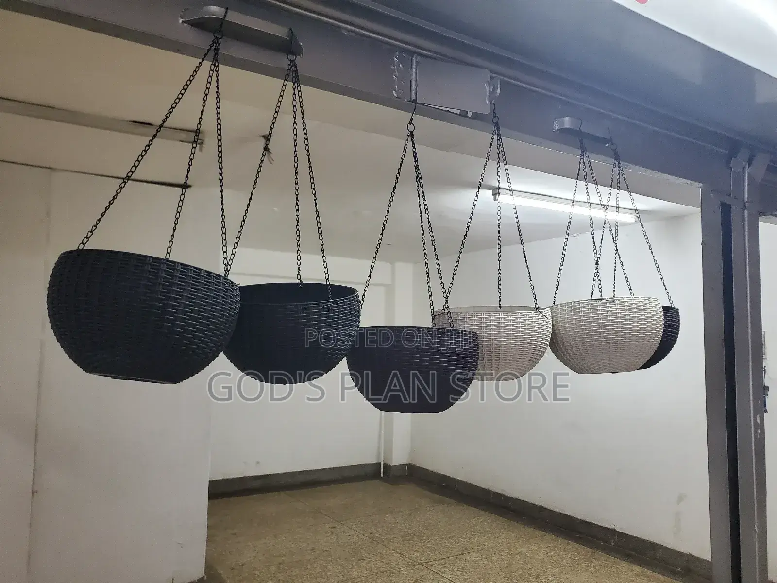 Self Absorbing Plastic Hanging Pots Flower Pots