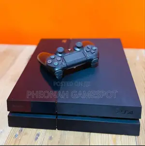 Playstation 4 Standard Set With Loaded 16 Games