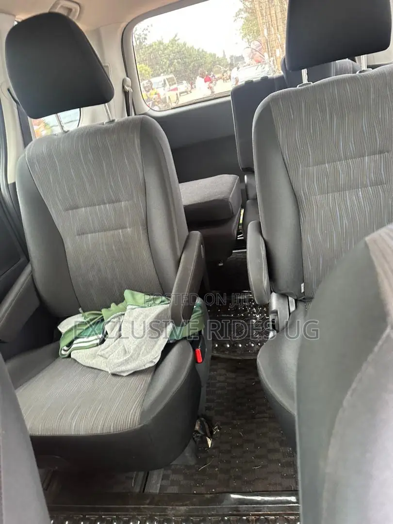 Toyota Noah 2010 White