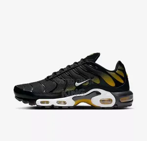 Nike Air Max Plus Black / University Gold