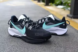 Nike Pegasus Trail 5 Sneakers. Rr