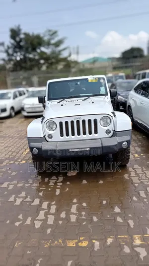 Photo - Jeep Wrangler Sahara 2013 White